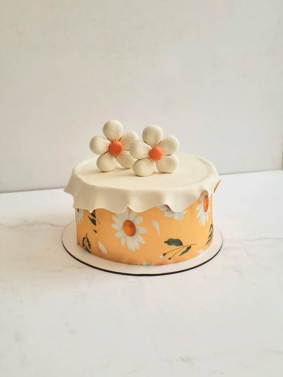 Daisy minimal cake